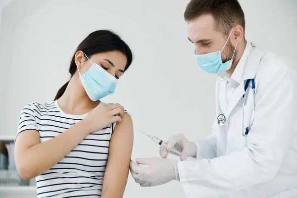 Mężczyzna lekarz wstrzykuje pacjentom szczepionkę ramię zdrowia koronawirusa — Zdjęcie stockowe