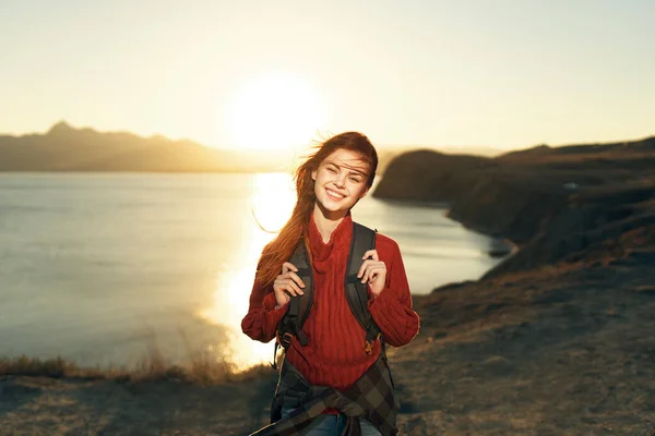Allegra escursionista donna con uno zaino all'aperto libertà vacanza di viaggio — Foto Stock