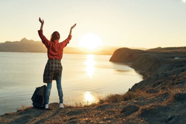 Elleri havada kadın turist özgürlüğünü yükseltti.