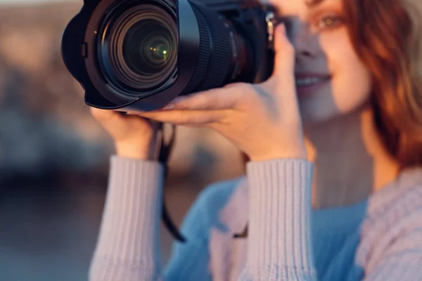 Happy woman photographer with professional camera flash to picture — Stock Photo, Image