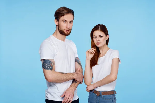 Jovem casal em t-shirts brancas imagens de comunicação com ele estúdio — Fotografia de Stock