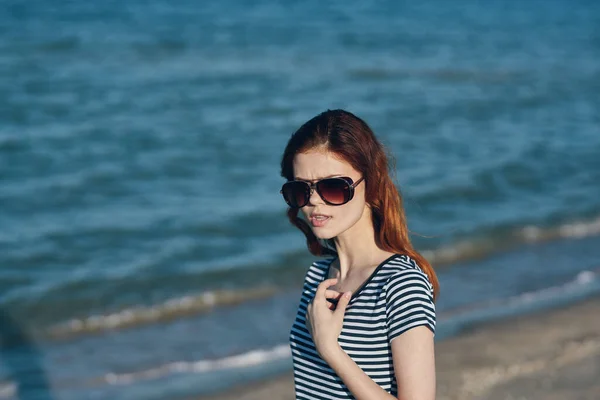 Žena tričko na pláži v horách v blízkosti moře cestování krajina — Stock fotografie