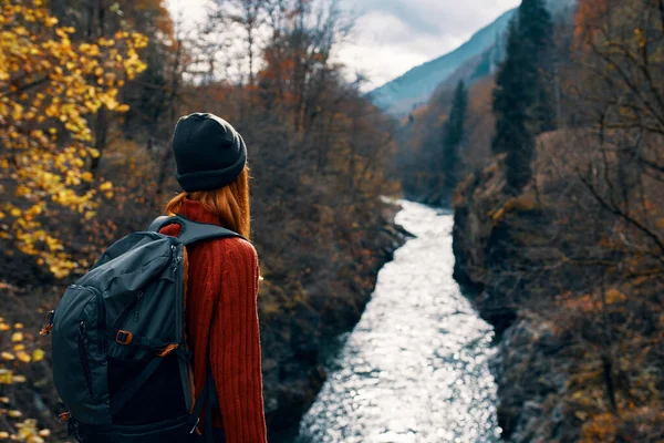 Turista mujer con mochila admira naturaleza río montañas viaje —  Fotos de Stock