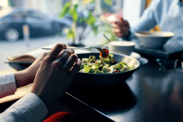 레드 토마토 포크 뒤에 있는 접시 식당 카페에서 맛있는 음식을 먹고 있는 모습 — 스톡 사진