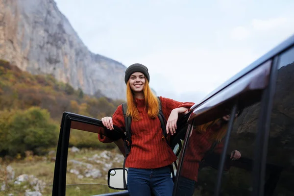 Veselá žena turista příroda hory cestování auto — Stock fotografie