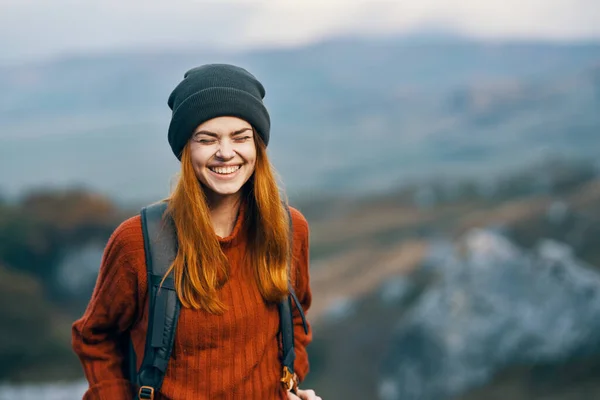 Γυναίκα πεζοπόρος με σακίδιο χαμόγελο τοπίο βουνά ταξίδια — Φωτογραφία Αρχείου