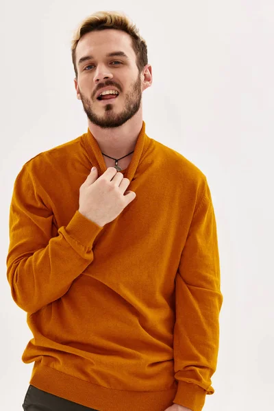 Emotionele man met kraag zelfvertrouwen kleding poseren mode — Stockfoto