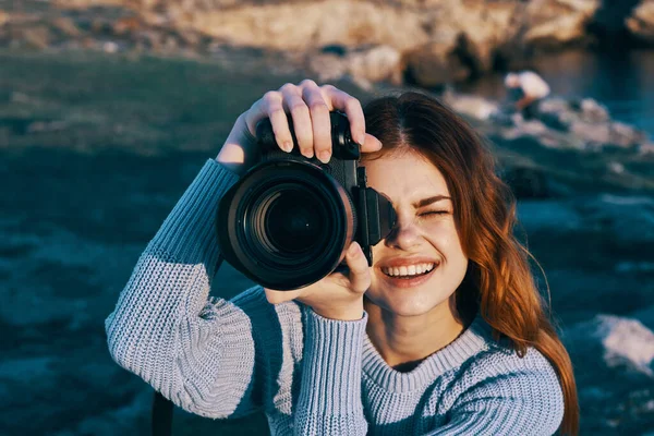 Mujer alegre turista con aparato en la naturaleza para profesionales viajes a las montañas —  Fotos de Stock