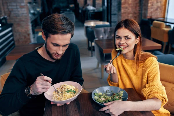 Jovem casal sentado à mesa comer saudável comunicação estilo de vida — Fotografia de Stock