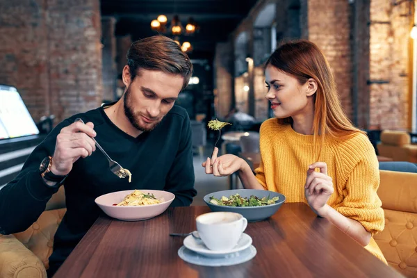 Mężczyzna i kobieta siedzi w kawiarni komunikacji snack styl życia romans — Zdjęcie stockowe