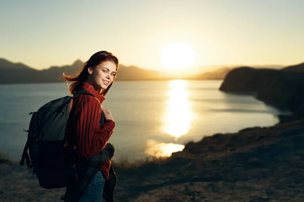 Fröhliche Wanderin mit Rucksack auf Naturtour in felsigen Bergen — Stockfoto