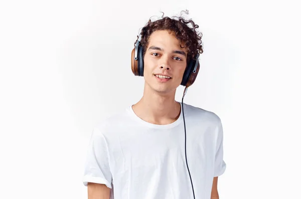 Chico alegre con pelo rizado en auriculares música estilo de vida — Foto de Stock