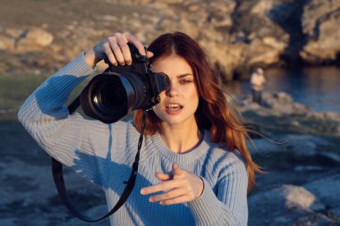 Doğada tatil yapan güzel bir kadın. Profesyonel.