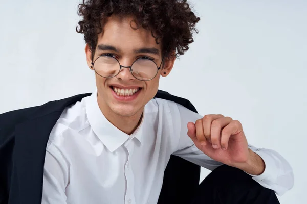 Férfi szemüveges és egy klasszikus öltöny egy könnyű háttér portré közelkép — Stock Fotó