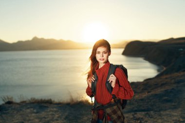 Kadın turist dışarıda yürüyor manzara güneş özgürlüğü