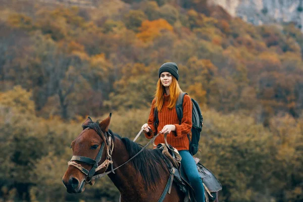 Femme randonneur à cheval dans les montagnes marcher Voyage en air frais — Photo