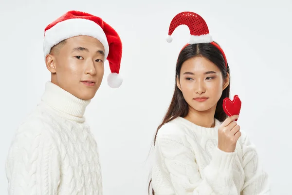 Άνδρας και γυναίκα ασιατική εμφάνιση το νέο έτος ρούχα χριστουγεννιάτικα δώρα διακοπών — Φωτογραφία Αρχείου