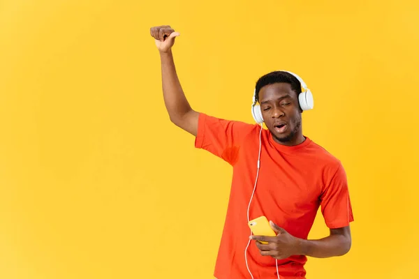 Alegre masculino africano aparência auscultadores música tecnologia divertida — Fotografia de Stock