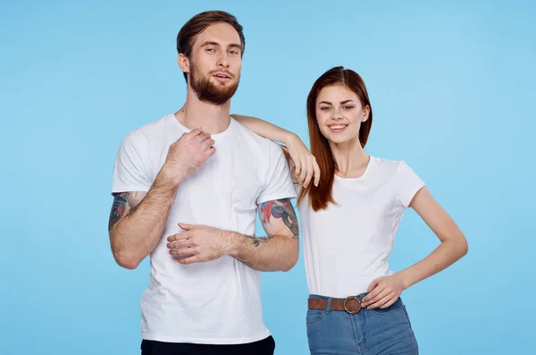 Homem e mulher em t-shirts brancas jovem casal conversando vista cortada — Fotografia de Stock