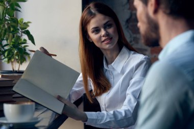 İş arkadaşları ofis iletişim teknolojisi profesyoneller yaşam tarzı