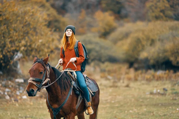 Femme randonneur équitation cheval voyage montagne promenade aventure — Photo