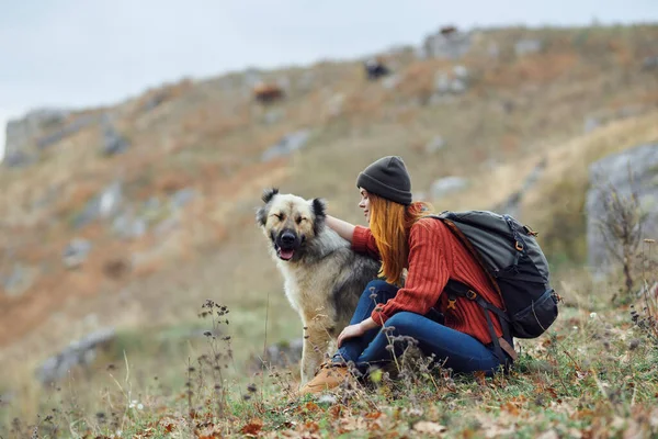 Woman walker βουνά με το σκυλί στη φύση διακοπές ταξίδια φιλία — Φωτογραφία Αρχείου