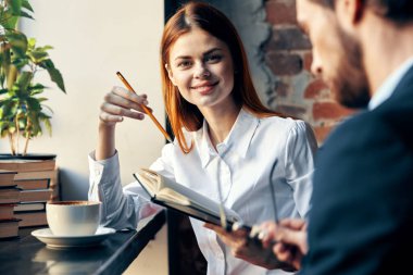 İş arkadaşları masadaki iletişimde oturuyor. Hayat tarzı kahvaltısını finanse ediyor.