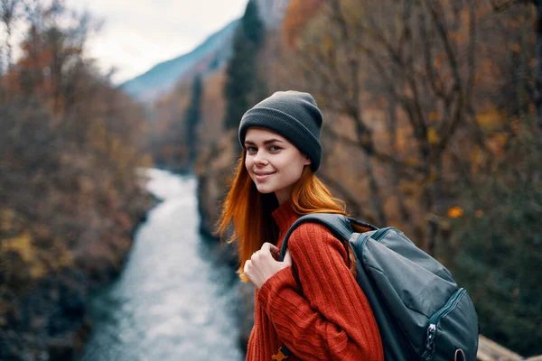 Mujer Excursionista Con Mochila Bosque Naturaleza —  Fotos de Stock