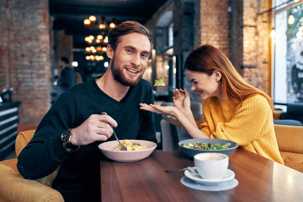 Alegre jovem casal comunicação restaurante lazer estilo de vida — Fotografia de Stock