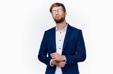 Gözlüklü, mavi ceketli, beyaz gömlekli yakışıklı bir iş adamı.