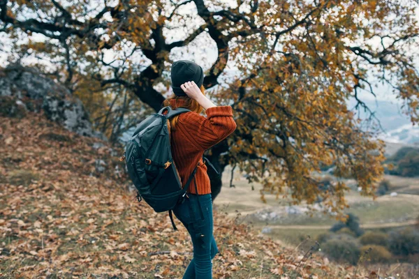 Donna Turista Con Zaino Nella Foresta Autunnale — Foto Stock