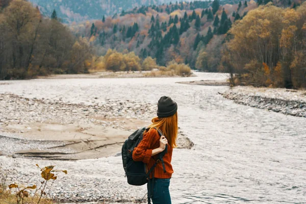 Kvinna Vandrare Backpacker Vid Floden Bergen Hösten — Stockfoto
