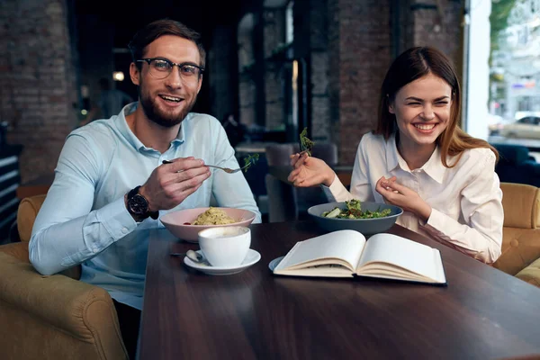 Młoda para w kawiarni przy stole śniadaniowym komunikacja styl życia — Zdjęcie stockowe