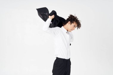 İş adamı. Kıvırcık saçlı ceketli. Poz veriyor.