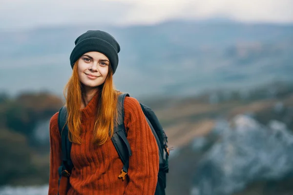 Ładna kobieta turysta z plecakiem w jesiennych ubraniach góry chodzić — Zdjęcie stockowe