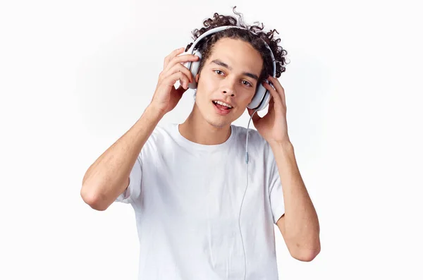 Vidám férfi göndör hajjal a fejhallgatóban zenét hallgat érzelmek — Stock Fotó