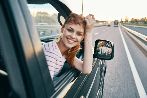 Femeie fericită pe pistă privind pe fereastra mașinii în vacanța de vară și turismul de călătorie — Fotografie, imagine de stoc