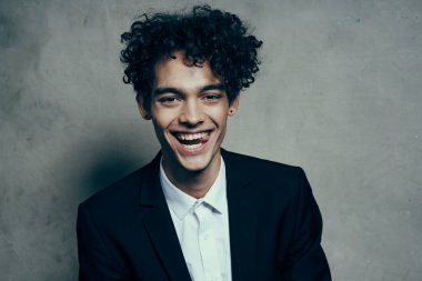 Takım elbiseli iş arabası modern tarz stüdyo eğlencesi