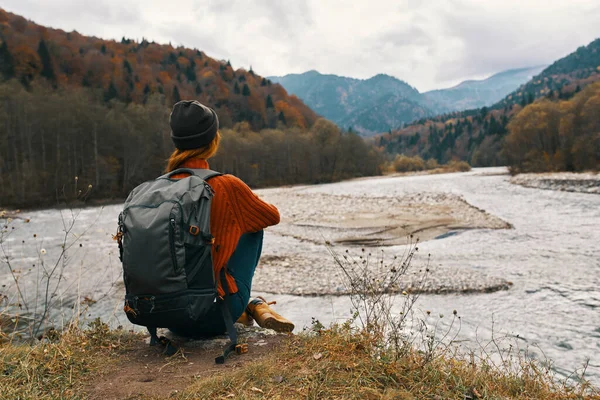 Femme en automne dans les montagnes avec un sac à dos sur ses épaules Voyage tourisme rivière modèle — Photo