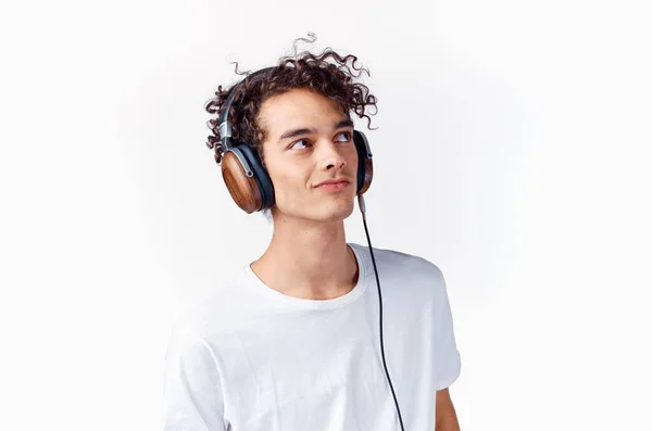 Chico alegre con pelo rizado en auriculares música estilo de vida — Foto de Stock