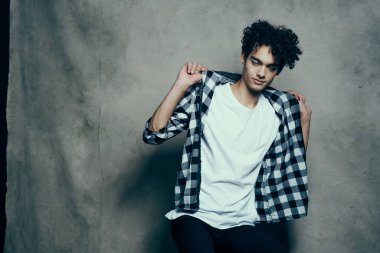 Sevimli adam ekose gömlek, eğlenceli kıvırcık saç stüdyo yaşam tarzı.