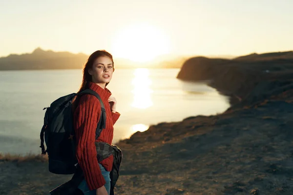 Frau mit Rucksack reisen Freiheit zu Fuß Lebensstil — Stockfoto