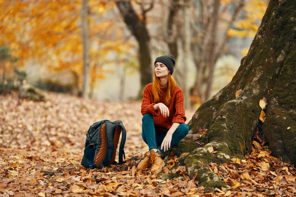Młoda kobieta jesienią las i żółte liście plecak model krajobraz podróży — Zdjęcie stockowe