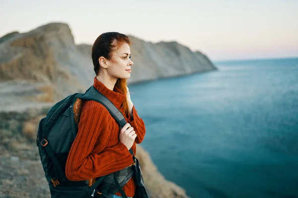 Viaggio donne in maglione zaino sul retro montagne oceano paesaggio — Foto Stock