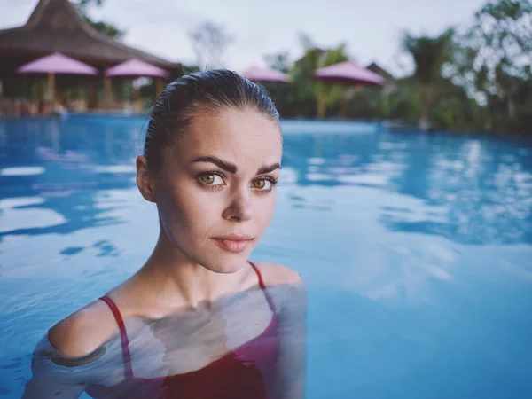 Mulher atraente nadando na piscina em um traje de banho vermelho close-up retrato — Fotografia de Stock