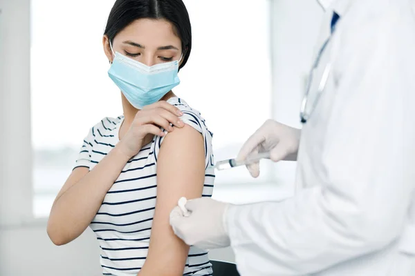 3.医生把疫苗注射到病人的肩上，以保护他们的健康 — 图库照片