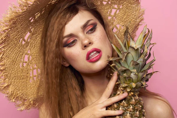 Kvinna i strand hatt ananas exotiska baddräkt rosa bakgrund — Stockfoto