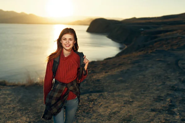 Wanderin Mit Rucksack Den Bergen Hochwertiges Foto — Stockfoto