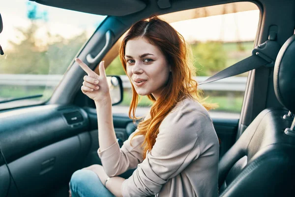 Mulher Feliz Gesticulando Carro Foto Alta Qualidade — Fotografia de Stock