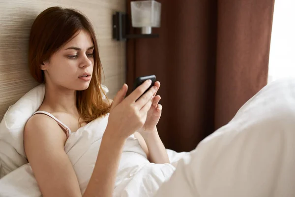 Mulher Com Telefone Celular Cama Perto Janela — Fotografia de Stock